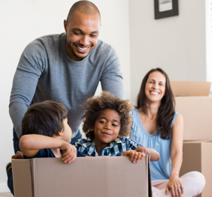 Familie mit Umzugsboxen