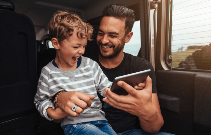 Vater mit Sohn am Tablet